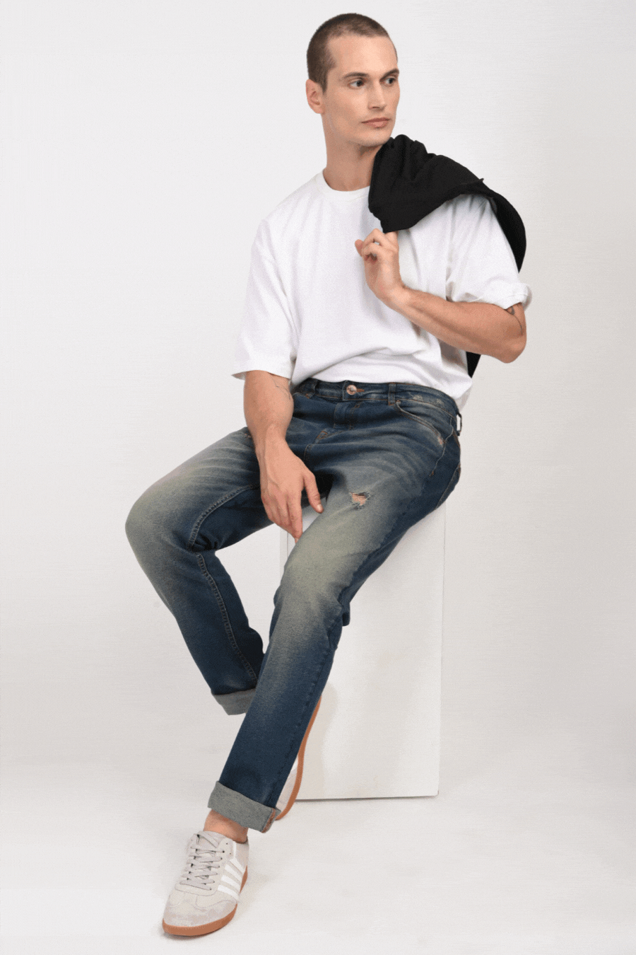 Men Slim Fit Mid-Rise Distressed Jeans